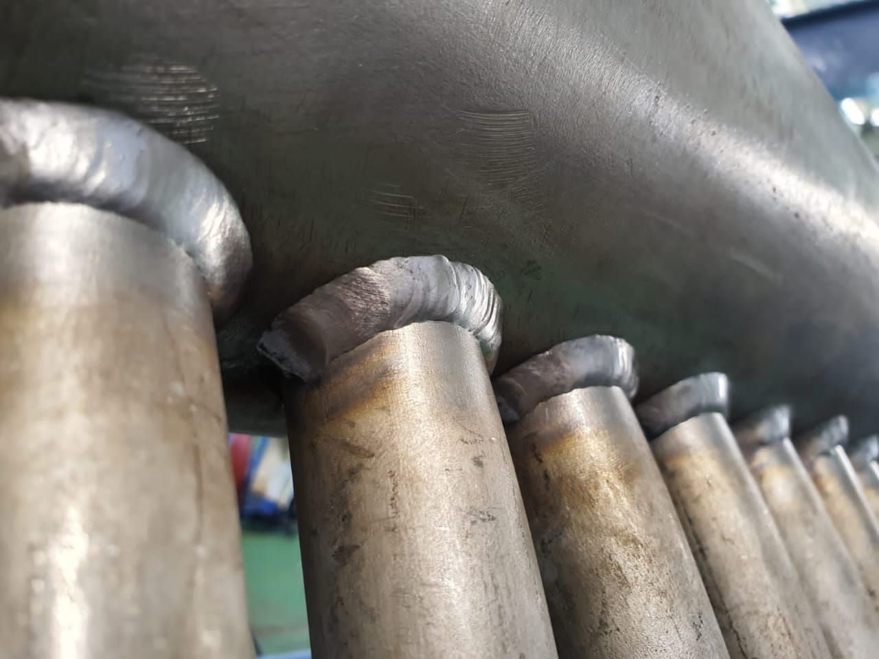 Nozzles welded in series on a pipe
