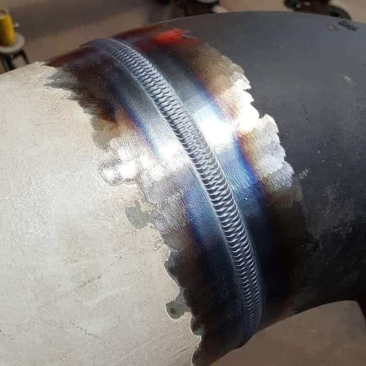 Weld bead on a pipe with heat tint